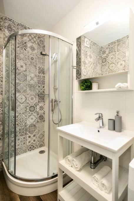 Alure Residences 1 & 24H Self Check-In, Free Parking In Front Of The Apartment Building, New Building, Terrace, Cafe With Breakfast In The Apartment Building, Next To The Aqua Park بانْشكا بيشتريتْسا المظهر الخارجي الصورة